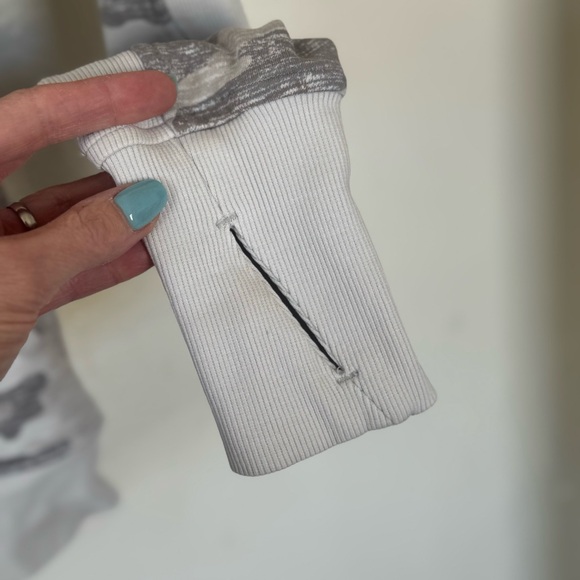 Athleta Triumph Printed Hoodie Gray Camo White Gray Sweatshirt S $118 - Picture 6 of 12